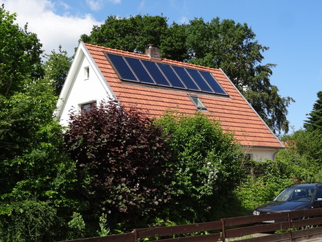 Das Haus nach der Sanierung mit heizungsunterstützender Solaranlage